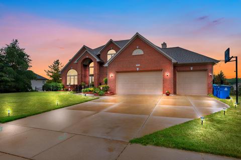 2147 Maplerow Ave NW, Walker, MI 49534