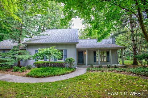 2085 S South Shore Dr, Holland, MI 49423