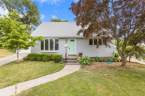 1068 Washtenaw Dr NE, Grand Rapids, MI 49505