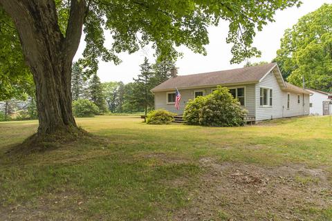 8591 N 46th St, Augusta, MI 49012