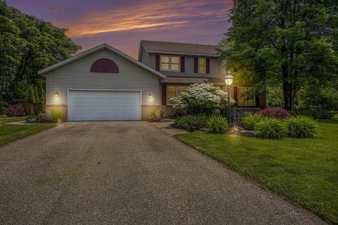 7450 Ceilcrest Ln NE, Rockford, MI 49341