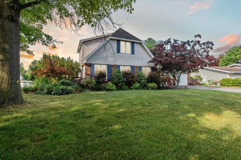 2048 Waterbury Dr SE, Kentwood, MI 49508