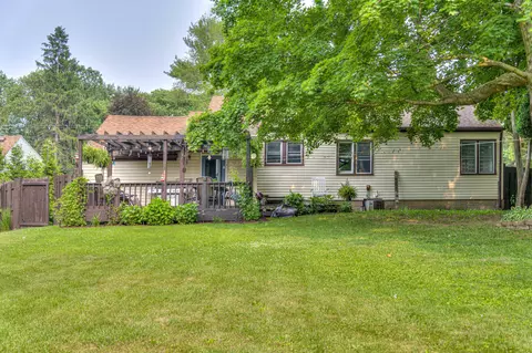 2230 Maple Dr, Jackson, MI 49203