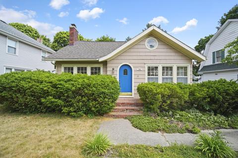 780 Oakridge Dr, Jackson, MI 49203
