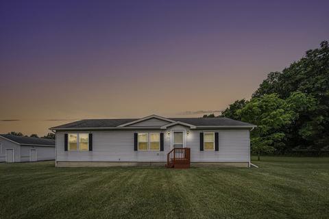 9174 S Clinton Trl, Eaton Rapids, MI 48827