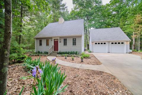 5560 Blackfoot Rd, Pentwater, MI 49449