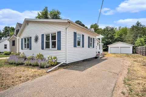 207 S Lake Ave, Spring Lake, MI 49456