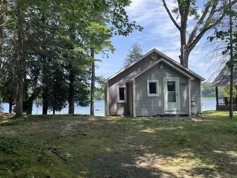 1814 W Hansen Rd, Scottville, MI 49454
