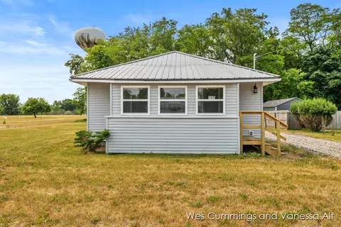 705 Harroun St, Belding, MI 48809 photo 2