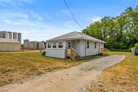 705 Harroun St, Belding, MI 48809 photo 5