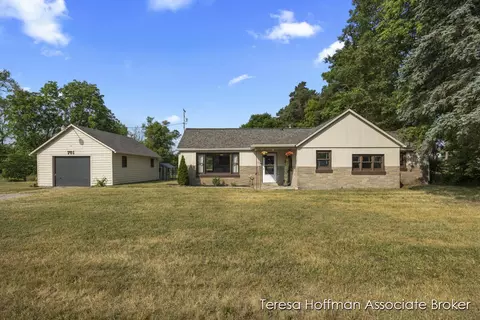 761 Lincoln Lake Ave SE, Lowell, MI 49331
