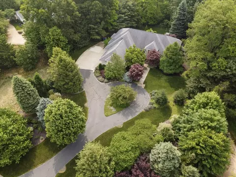 6418 Oakridge Dr, Holland, MI 49423