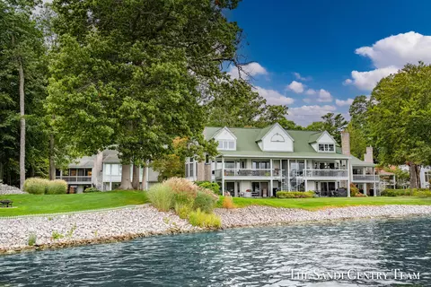 16980 Landing Dr, Spring Lake, MI 49456