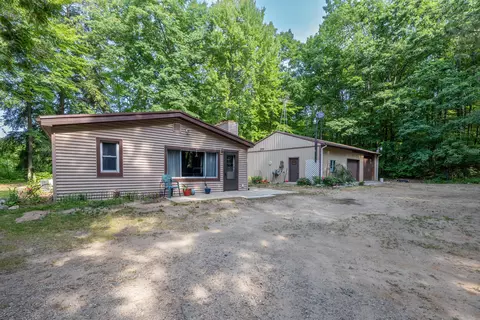 9025 Crescent Dr, Mecosta, MI 49332
