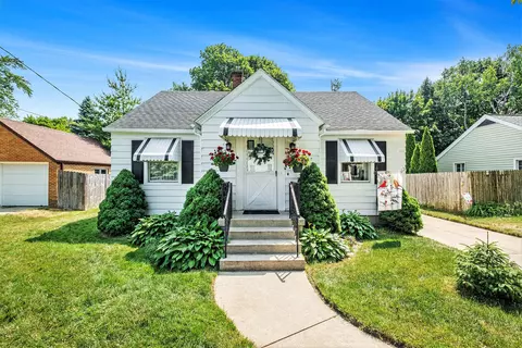 1300 Hillcrest Ave NW, Grand Rapids, MI 49504