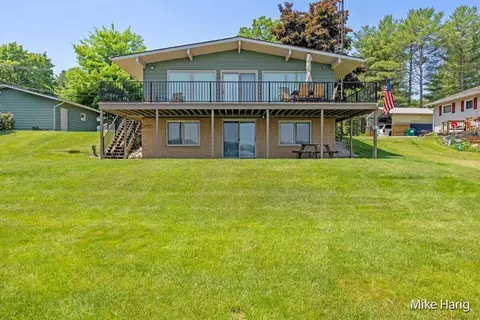 1802 N Lakeview Dr, Mears, MI 49436