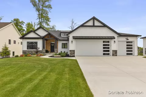 3329 Box Elder Dr, Jenison, MI 49428