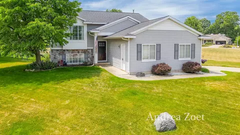 401 Peach Ct, Wayland, MI 49348