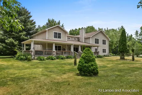 1031 Midway Dr, South Haven, MI 49090