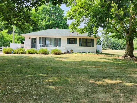 19580 Thompson Ln, Three Rivers, MI 49093