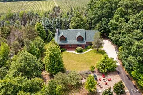 12203 Oakridge Ct, Grand Haven, MI 49417
