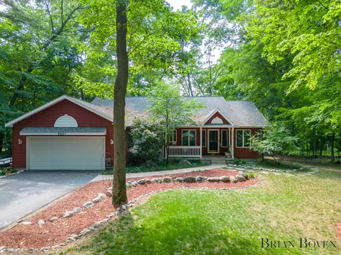 6627 W Riverwoods Ct, Rockford, MI 49341