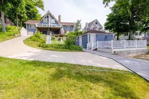 8352 Lake Ave, Watervliet, MI 49098