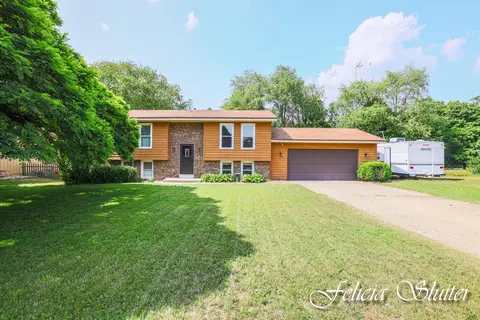 6455 Huntington Dr, Holland, MI 49423