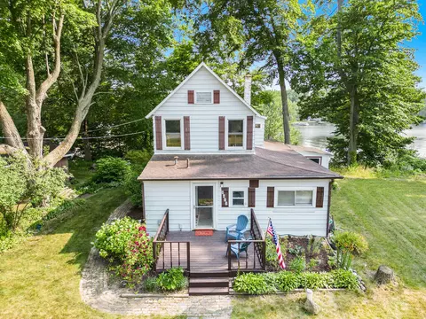 8612 Orchard Dr, Watervliet, MI 49098