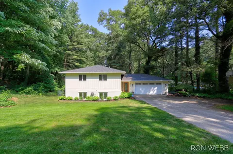14621 Indian Trails Dr, Grand Haven, MI 49417