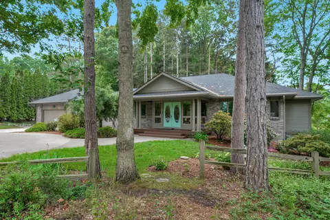 555 Ranch Dr, Norton Shores, MI 49441