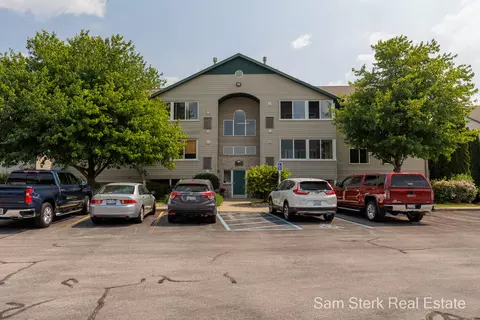 5887 Crosswinds Dr #43, Norton Shores, MI 49444