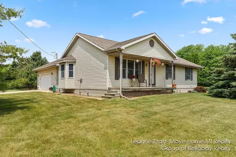 1096 S Bradley Rd, Charlotte, MI 48813