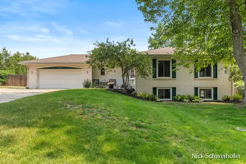 6870 Sherwood Dr, Jenison, MI 49428