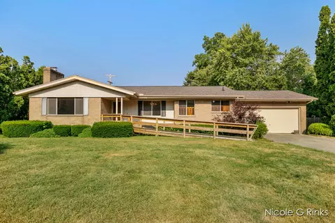 101 Loch Lomond Ave NE, Grand Rapids, MI 49546