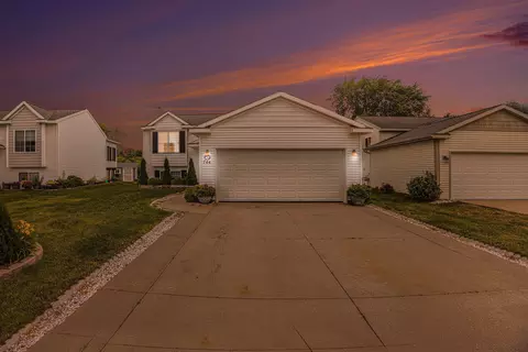 744 Silver Shores Dr SE, Kentwood, MI 49548