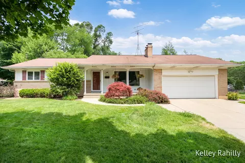 622 Tremont Ct NW, Grand Rapids, MI 49504
