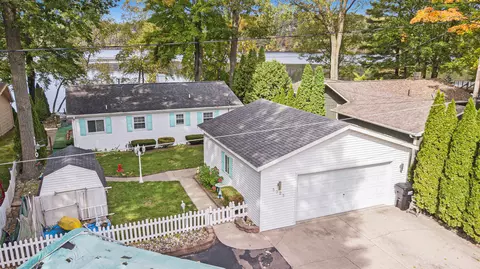 5525 Cozy Point Dr, Newaygo, MI 49337