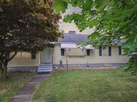 2165 Maple Dr, Jackson, MI 49203