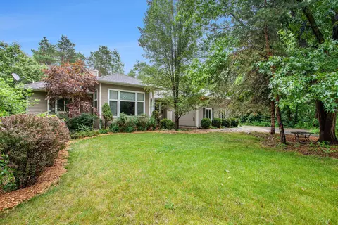 2800 Pinesboro Dr NE, Grand Rapids, MI 49525