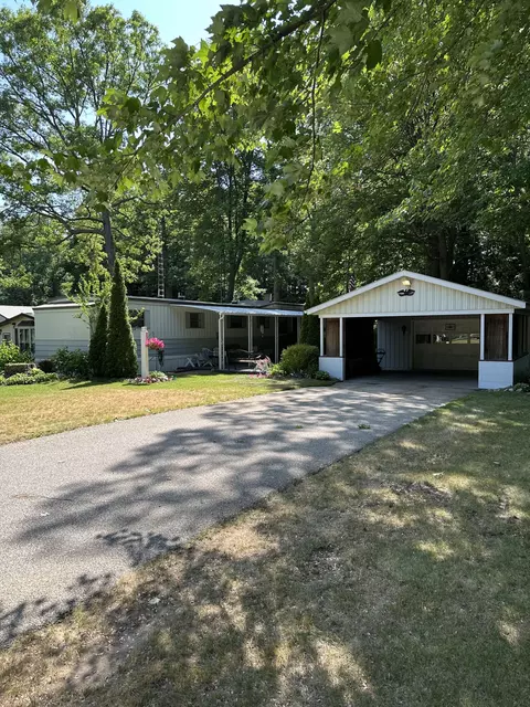 8417 Robinhood Dr, Montague, MI 49437