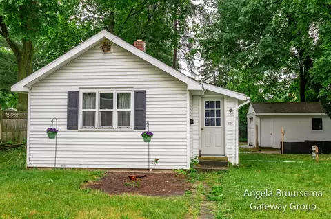 124 W Sheridan St, Fremont, MI 49412
