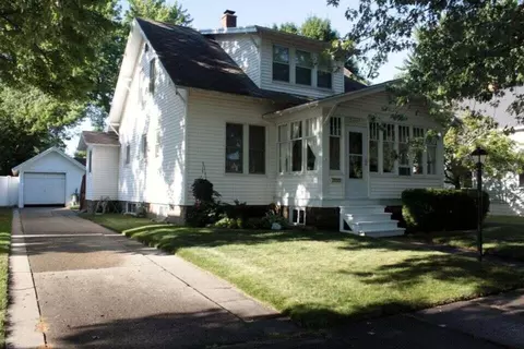 1332 Pennoyer Ave, Grand Haven, MI 49417
