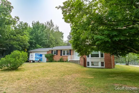 8215 Lamplight Dr, Jenison, MI 49428
