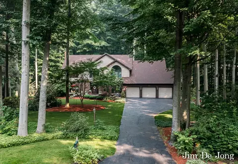 1138 Warwick Ct, Holland, MI 49424