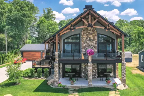 70319 Sunset Blvd, Union, MI 49130