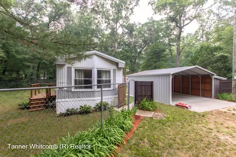 21148 Muskegon Dr, Howard City, MI 49329