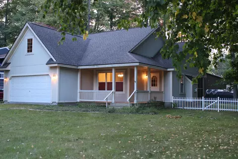 427 Chippewa Trl, Houghton Lake, MI 48651