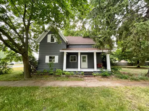 122 S Sherman St, Howard City, MI 49329