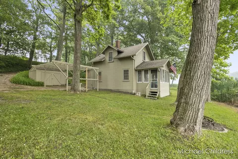 10998 E Carlton Center Rd, Woodland, MI 48897